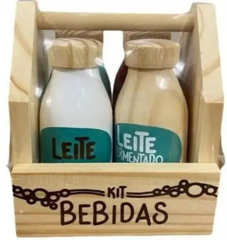 kit com 4 garrafinhas feita em madeira, na imagem o destaque fica para as garrafas de leite e leite fermentado
