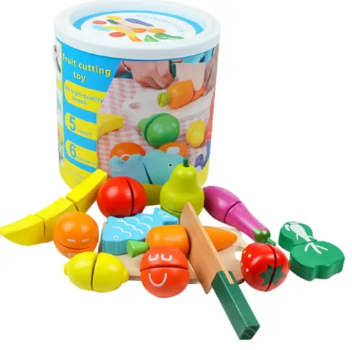 kit de alimentos e frutas feitas em madeira, os brinquedos são bem coloridos.