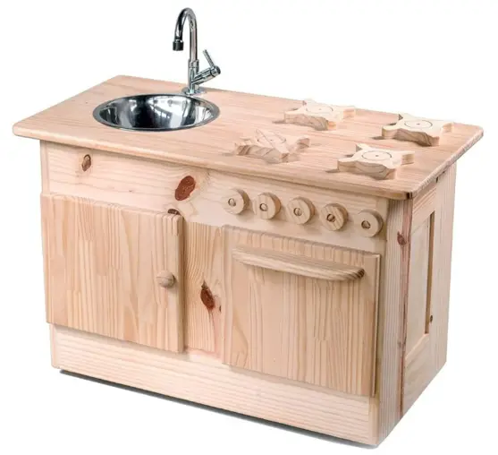 cozinha infantil com pia, fogão de 4 bocas e armário feito em madeira