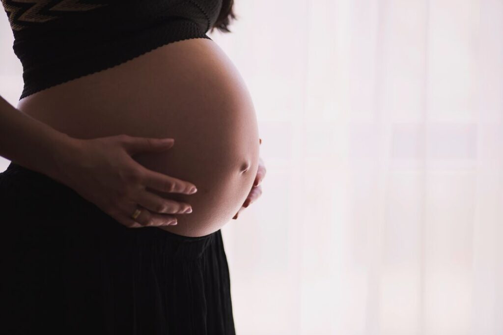 foto de barriga de mulher grávida, imagem usada para frases de gravidez para status, com mensagens de gratidão.