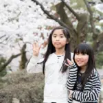 duas meninas japonesas em frente a uma árvore, capa do post nomes japoneses femininos