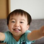 menino japonês de aproximadamente 2 anos com uma camiseta verde, para ilustrar a capa do post sobre nomes japoneses masculinos