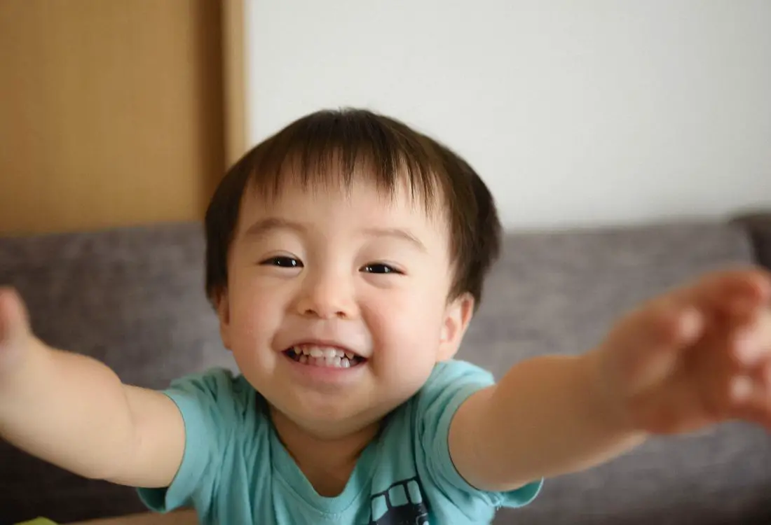 menino japonês de aproximadamente 2 anos com uma camiseta verde, para ilustrar a capa do post sobre nomes japoneses masculinos