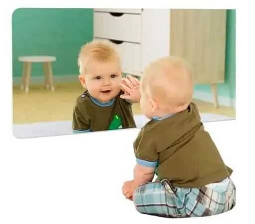 espelho de acrílico e bebe se olhando no reflexo, para quarto montessoriano