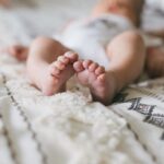 Imagem de um bebê recém nascido, idade em que a criança apresenta o reflexo de moro