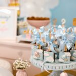 imagem de uma festa de chá de bebe, com lembrancinhas azuis em foco