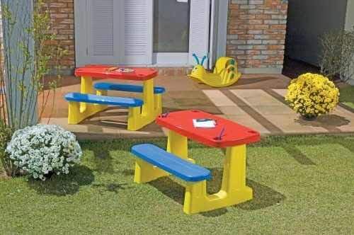 mesa e cadeira de plástico, vermelho, amarelo e azul.