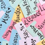 papeis em tiras coloridas com nomes, para ilustrar post sobre nomes femininos diferentes.