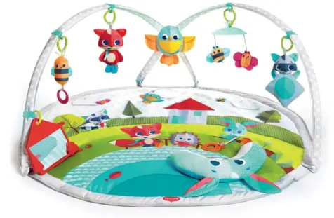 tapete com diversos brinqudos, animaizinhos e móbiles para o bebe fazer as atividades