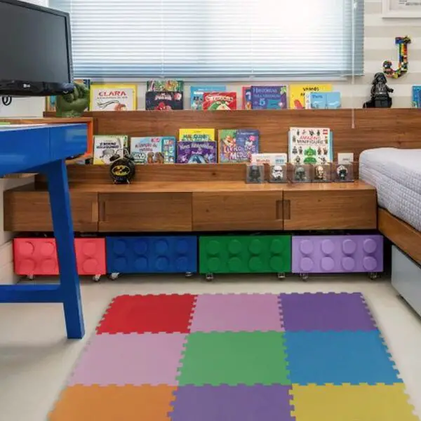 imagem de um quarto colorido, com estantes e livros, e tapete em eva para fazer praticar o tummy time
