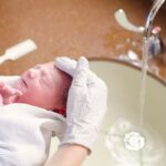 bebe recém nascido tomando banho, como dar banho em recém-nascido