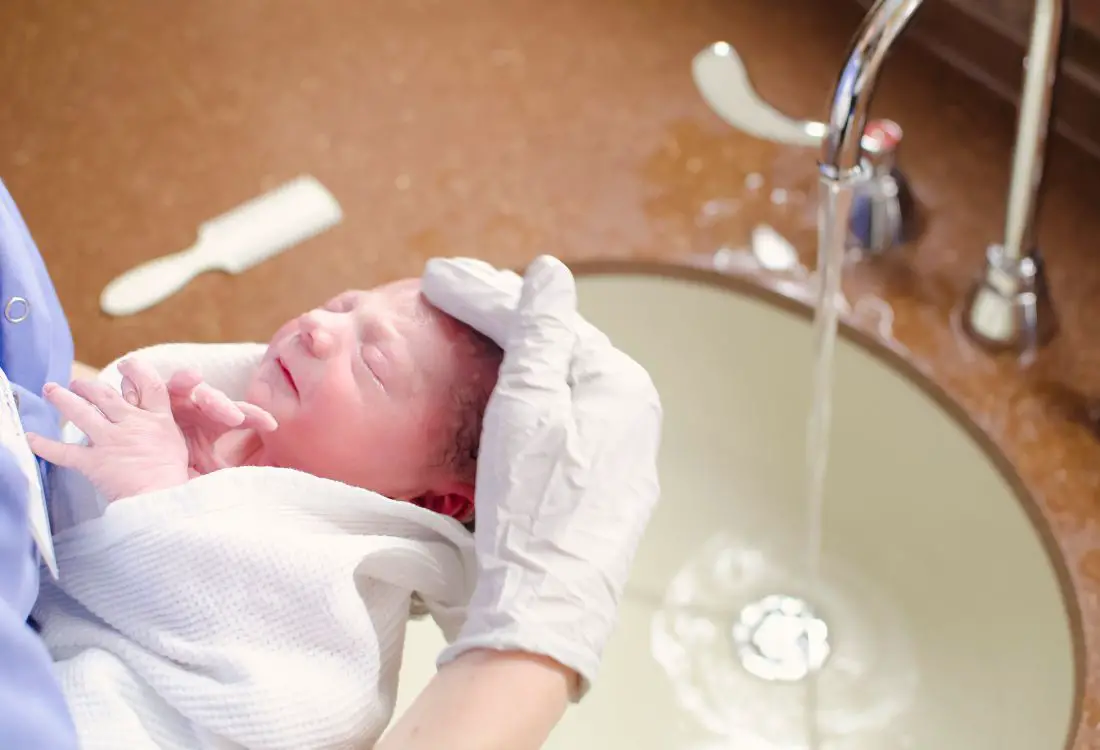 bebe recém nascido tomando banho, como dar banho em recém-nascido