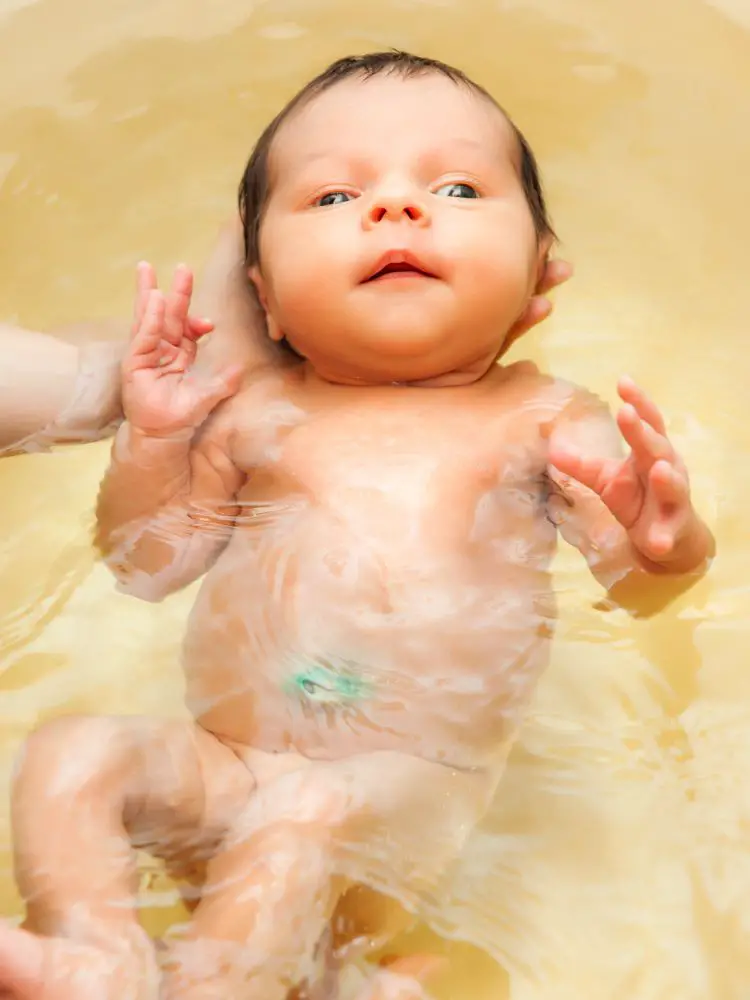 bebêm recém nascido tomando banho para post, como dar banho em recém-nascido