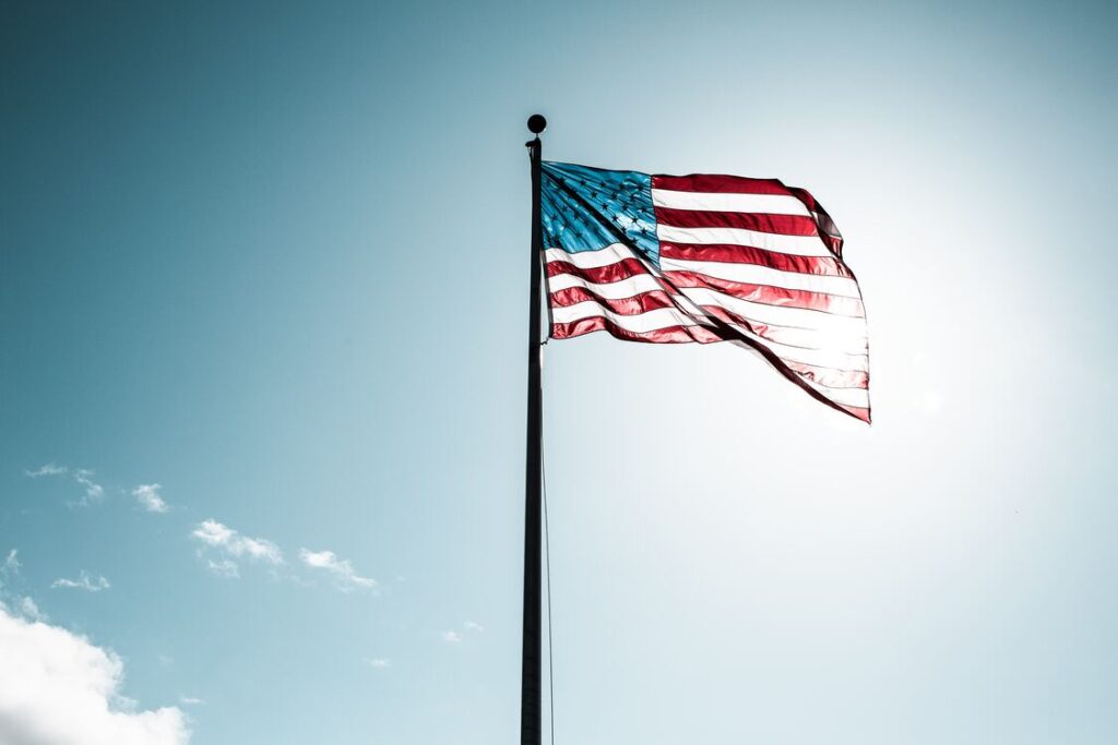 bandeira dos estados unidos hasteada no céu azul, post sobre nomes masculinos americanos