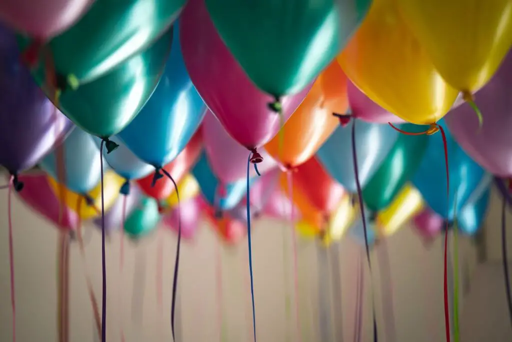Colorful balloons floating on the ceiling, to talk about gender reveal party on a budget decorations