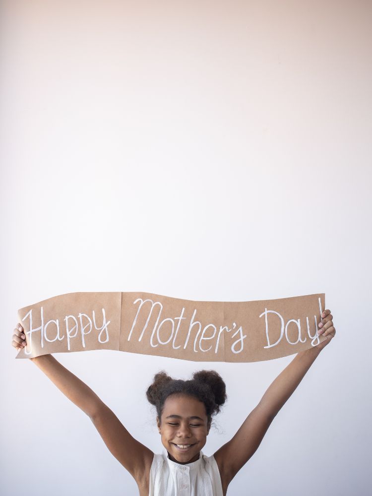 menina segurando um cartaz, com Happy mother's day, mensagens de dia das mães emocionantes
