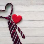 gravata e um coração fundo cinza mensagem de feliz dia dos pais