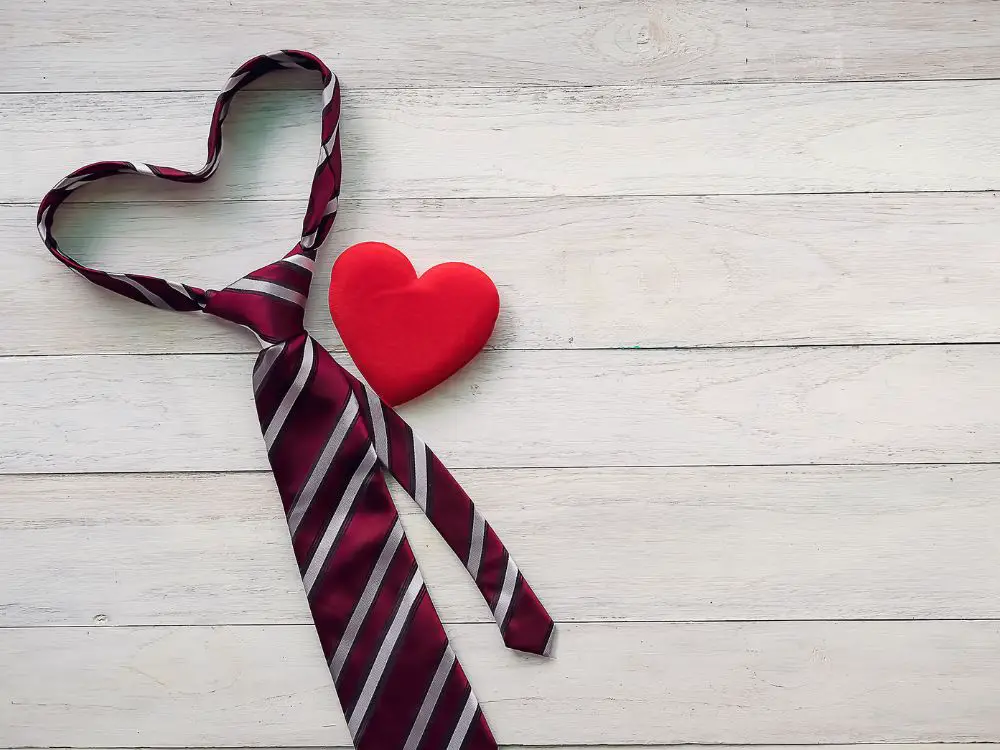gravata e um coração fundo cinza mensagem de feliz dia dos pais