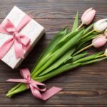 caixa de presente e flor, presentes de dias das mães criativos e baratos