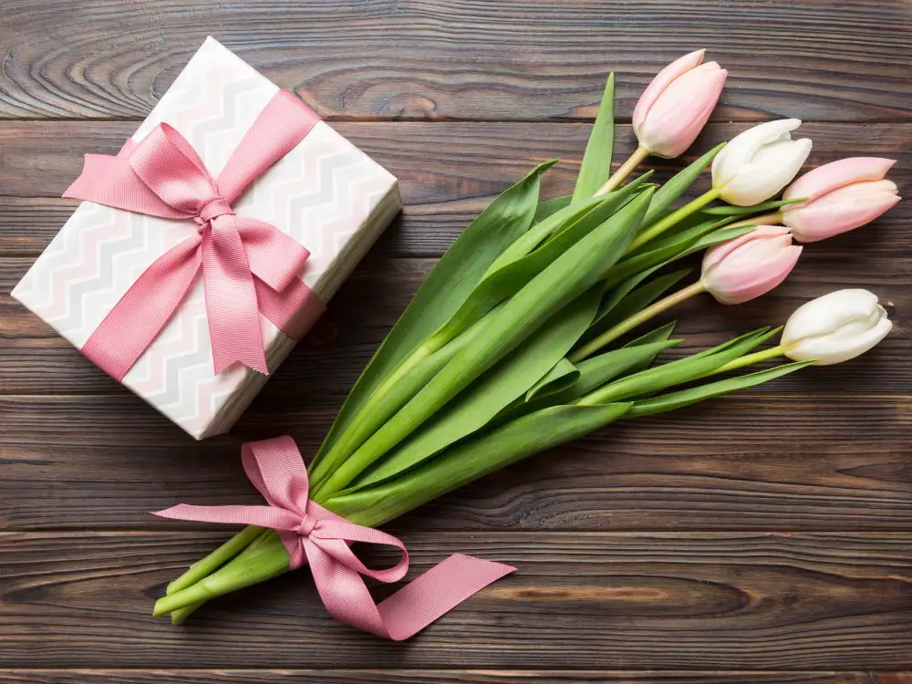 caixa de presente e flor, presentes de dias das mães criativos e baratos