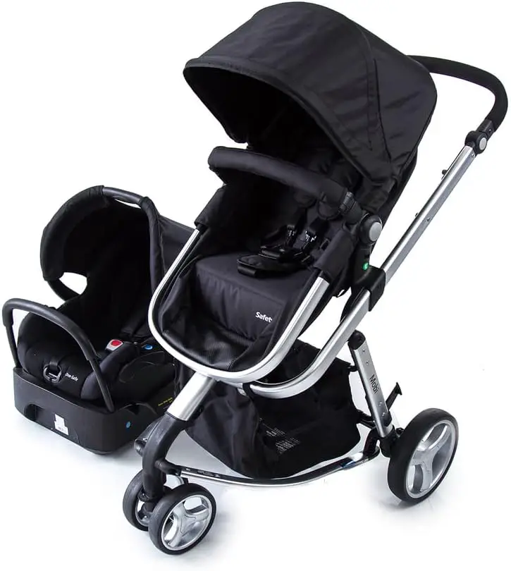 melhor carrinho de bebe 3 em 1, um carrinho de bebe preto, com detalhes em prata, e um bebe conforto preto com detalhes em vermelho no cinto.