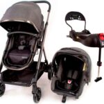 melhor carrinho de bebe 3 em 1. um carrinho cinza e preto, um bebe conforto preto e uma base para bebe conforto também em cor preta.
