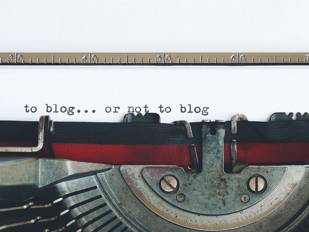 máquina de escrever, com escrito no papel to blog...or not to blog....como nasceu o blog