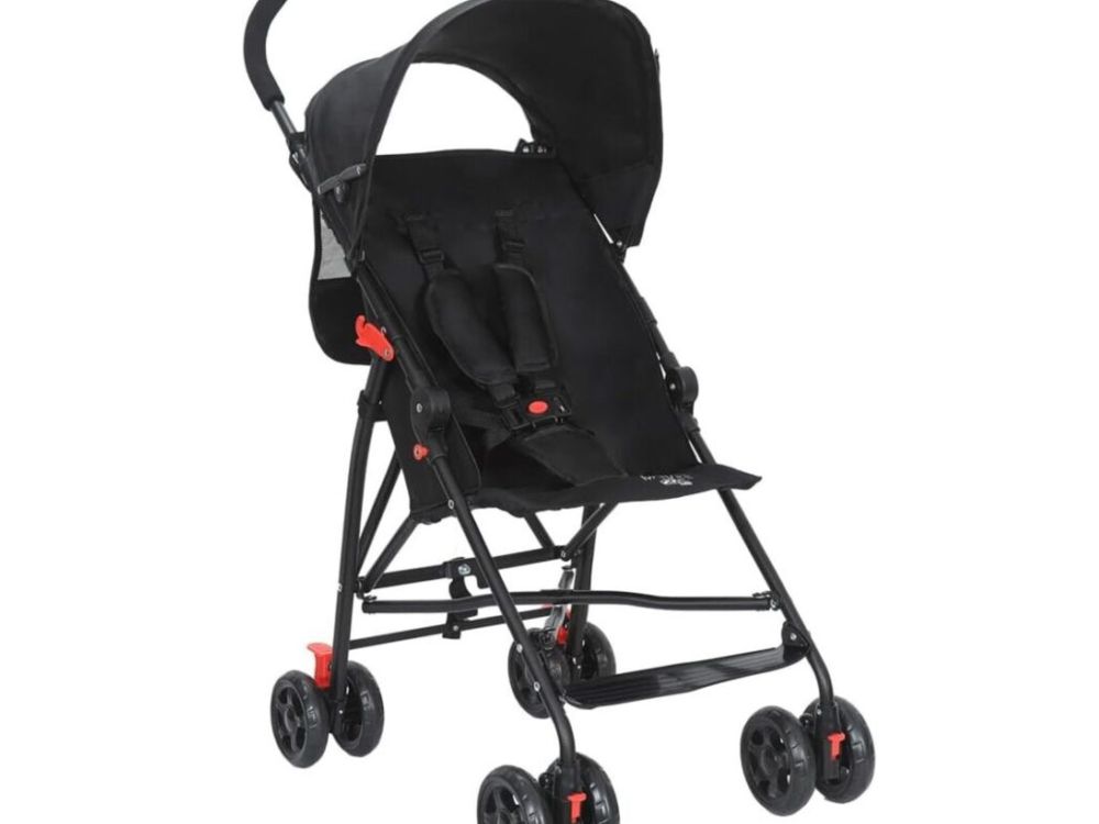 Carrinho de bebê dobrável, na cor preta com detalhes em vermelho.