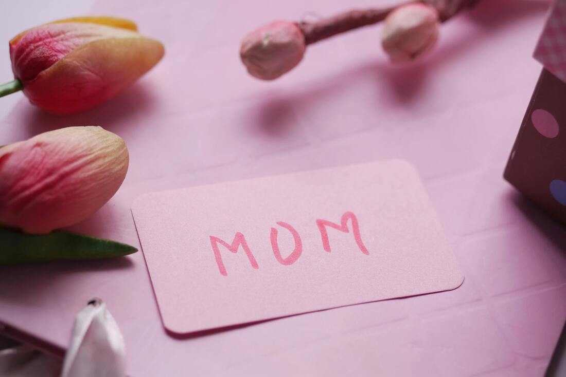 poemas para as mães, um papel rosa escrito Mon